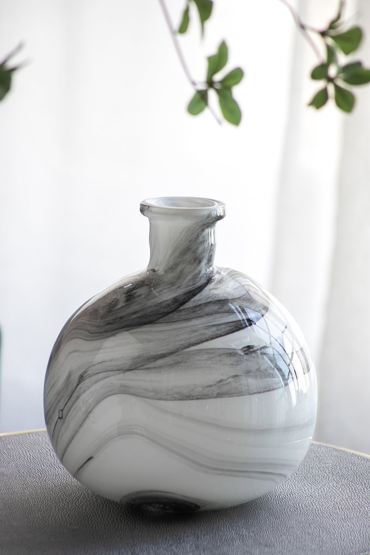 Svirla Round Vase-Black-and-White Swirl